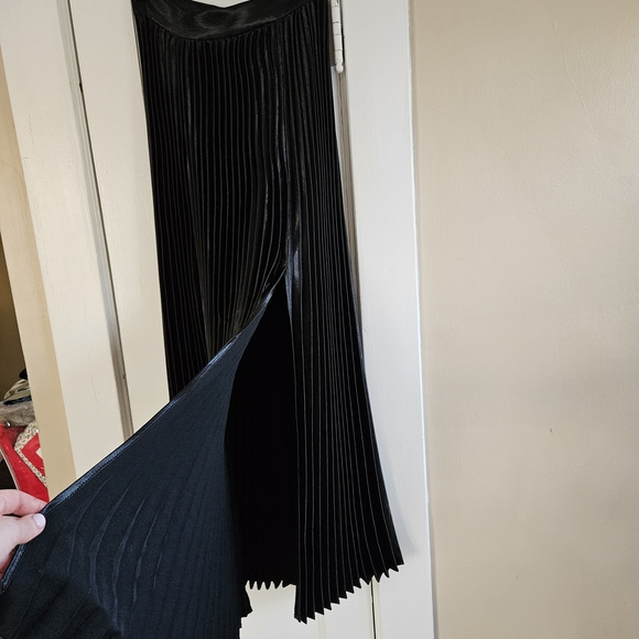 Elegant Black Pleated Skirt - Picture 2 of 9